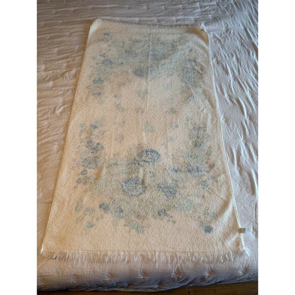 Vintage white with blue rose bath towel - Picture 6 of 6